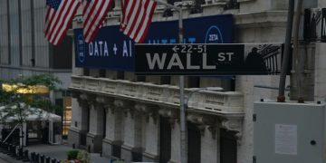 Wall Street Mengalami Penurunan Sementara, Investor Tunggu Hasil Negosiasi AS-China